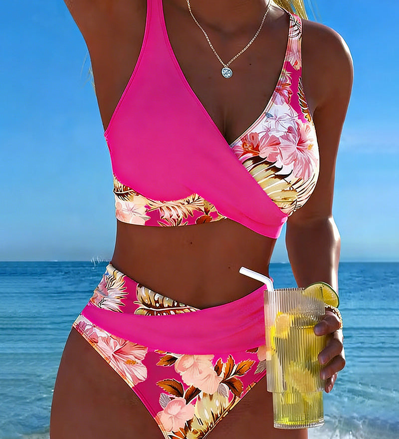 Lorena - Bikini ar kontrastējošu ziedu rakstu un šķēlumu