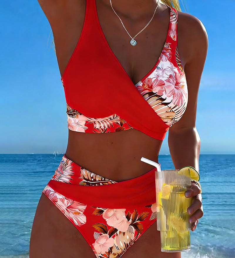 Lorena - Bikini ar kontrastējošu ziedu rakstu un šķēlumu