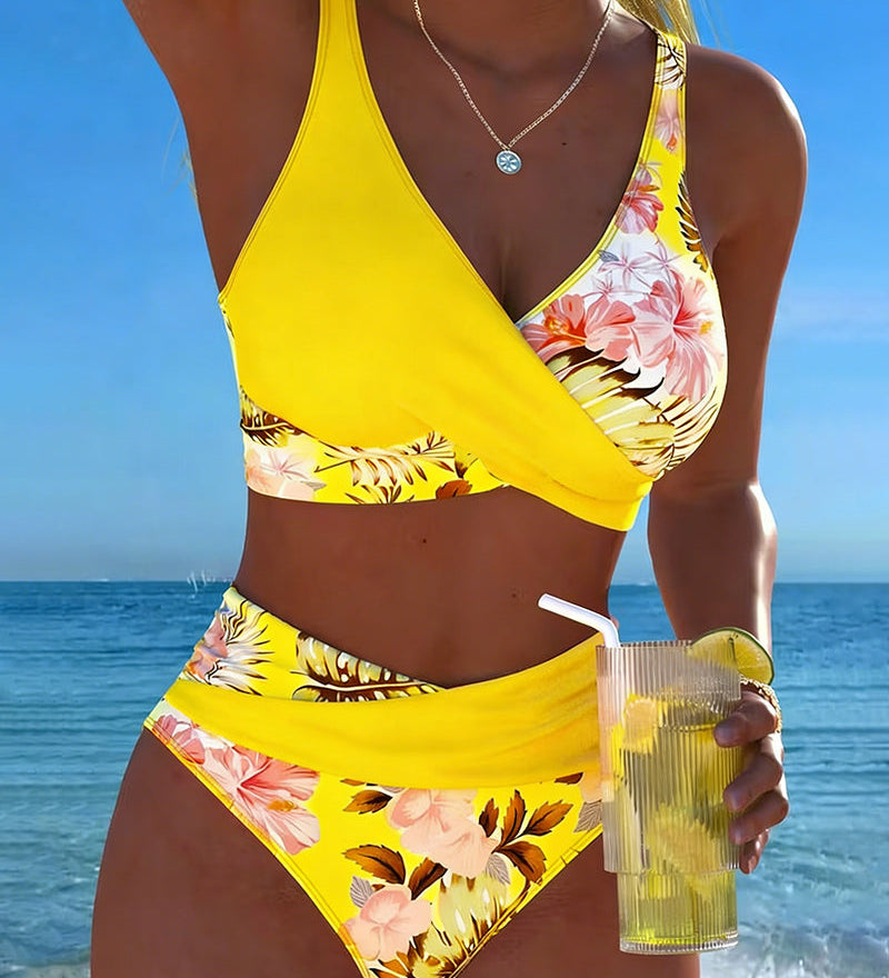 Lorena - Bikini ar kontrastējošu ziedu rakstu un šķēlumu