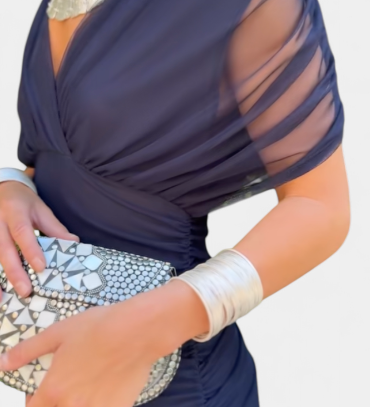 Luana – Eleganta kleita ar V‑veida izgriezumu